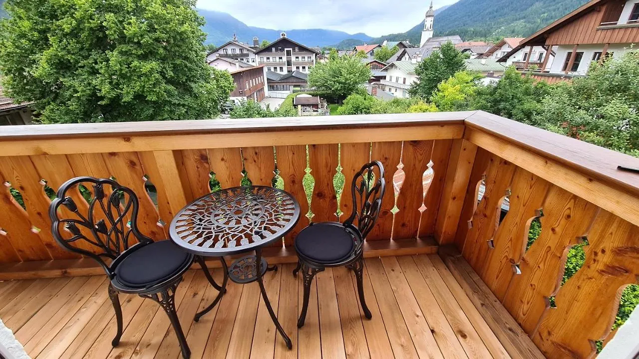 Apartment Bunter Hirsch Ferienwohnung Im Garmischer Zentrum Germany