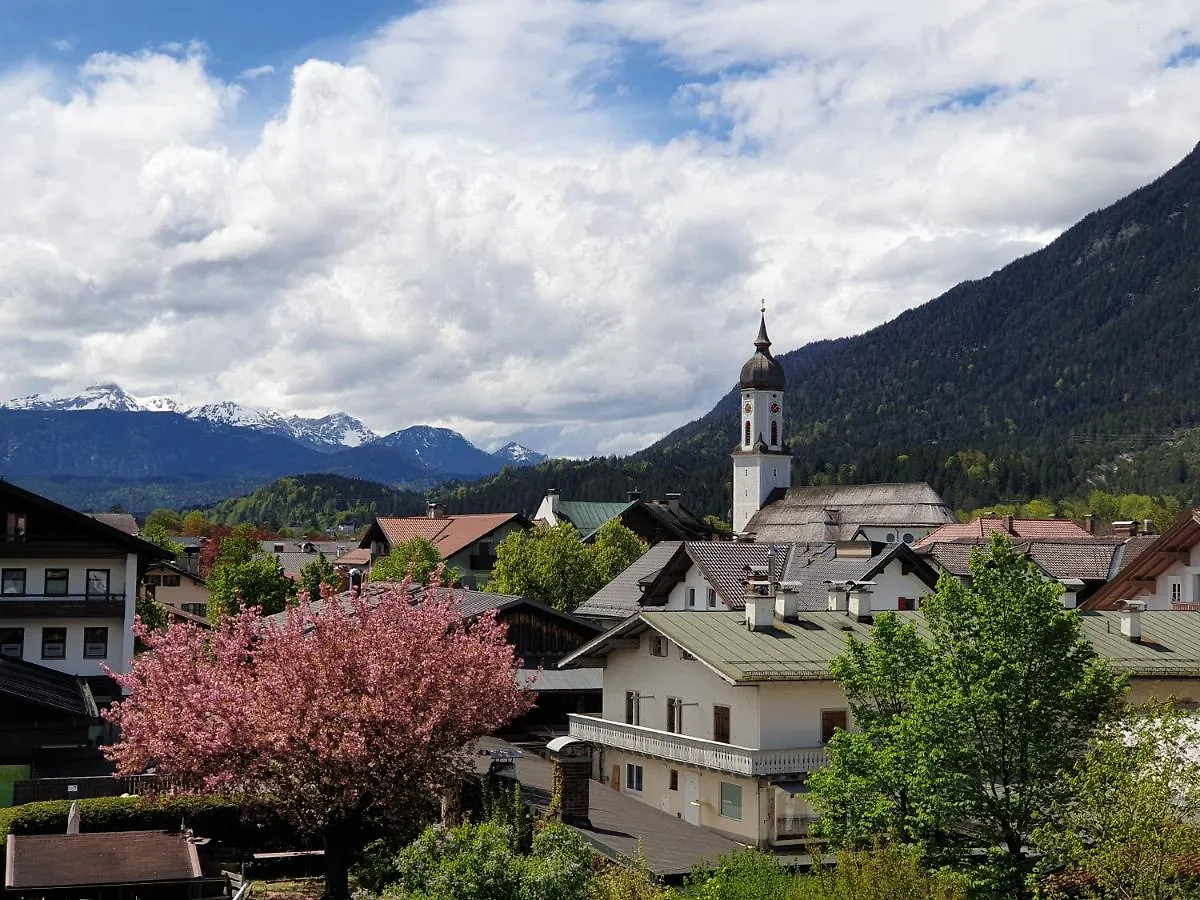 Bunter Hirsch Ferienwohnung Im Garmischer Zentrum