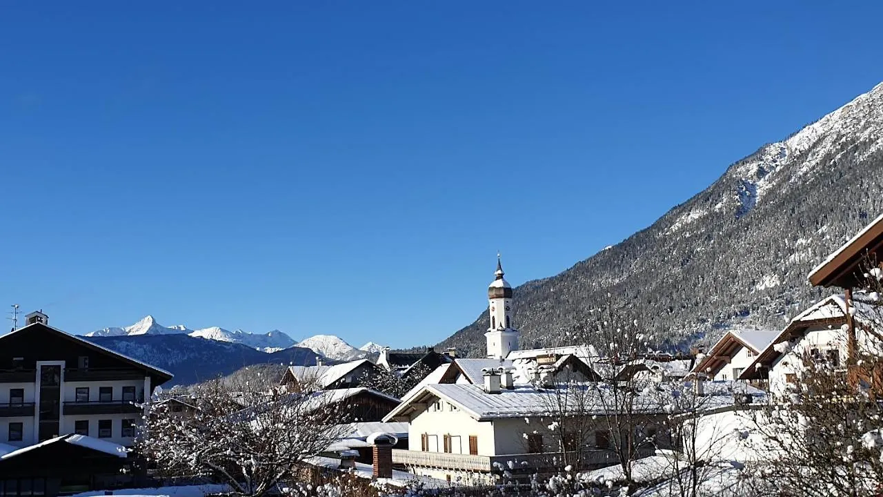 Bunter Hirsch Ferienwohnung Im Garmischer Zentrum Germany